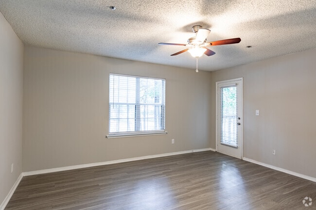 1BR, 1BA - 680SF, Living