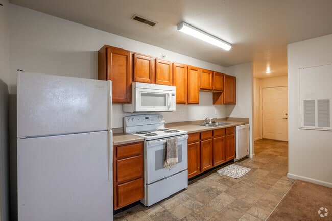 3BR, 3BA - 650SF - Kitchen