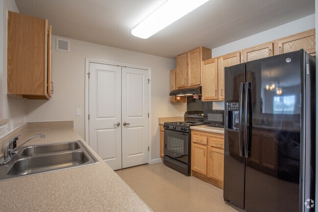 2BR, 2BA - 950 SF