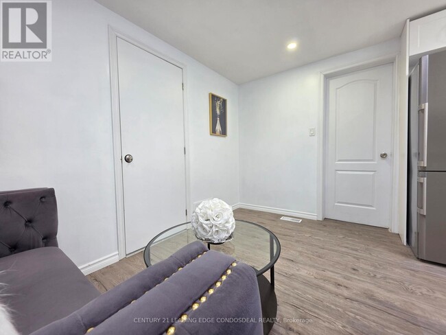 Photo - 658 Dundas St W