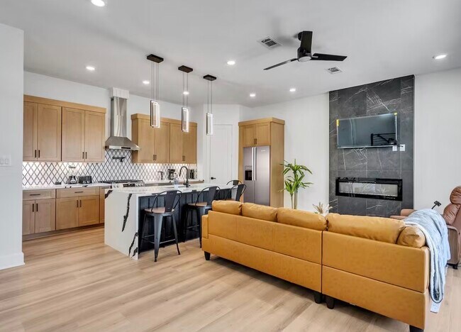 Photo - 2711 Berry St