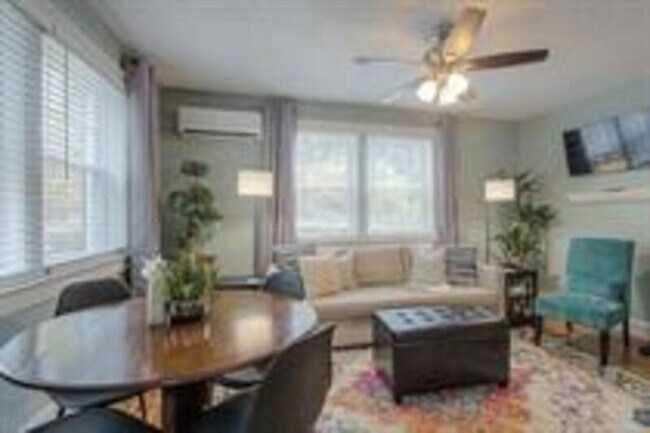 Photo - 4545 Main St