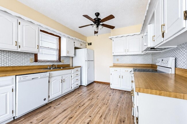 Photo - Spacious Shawnee Home Near Mill Creek Streamway Park