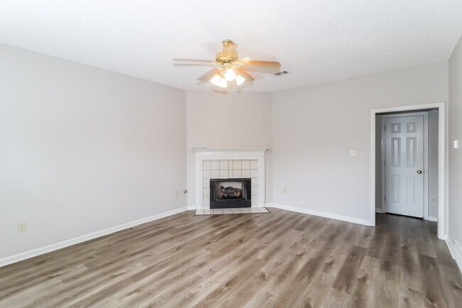 Photo - 784 Breeze Way