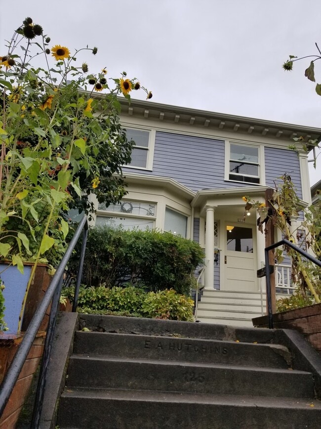 Building Photo - 2117 SE Hawthorne Blvd Unit 2117 B