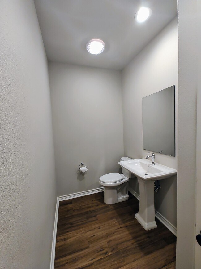 Photo - 5670 Shadowbend Cir N