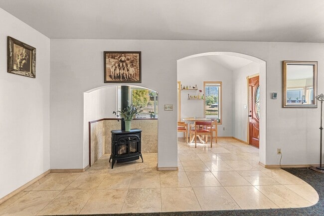 Photo - 1005 N 3rd St E