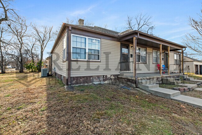 Photo - 1125 W 16th St N