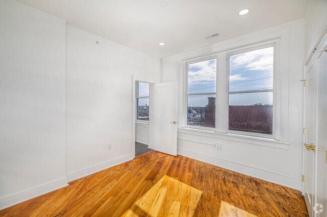 2BR, 2BA - 757SF - Primary Bedroom - The Humbles Building