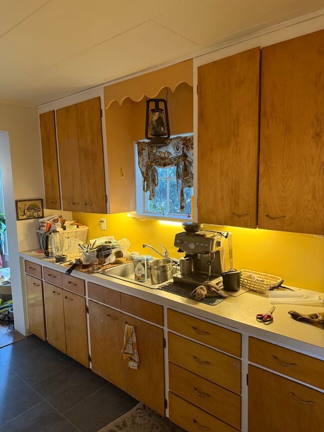 Building Photo - Vintage Duplex in desirable Wallingford Neighborhood!