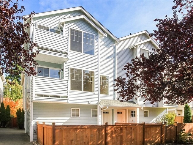 Building Photo - Fabulous Green Lake Townhome