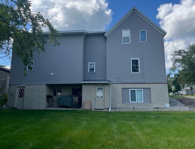 Building Photo - 503 Elm St Unit 3 Rental