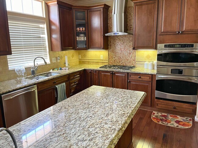 Photo - 9908 E Hill Dr