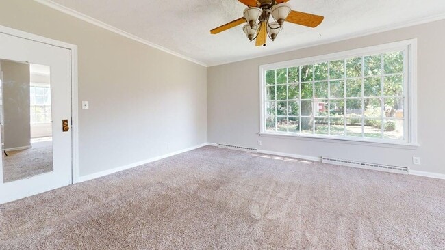 Building Photo - Beautiful 3 Bedroom 2 bathroom - Single Family Home