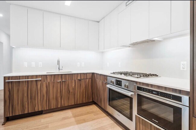 37 L St SE