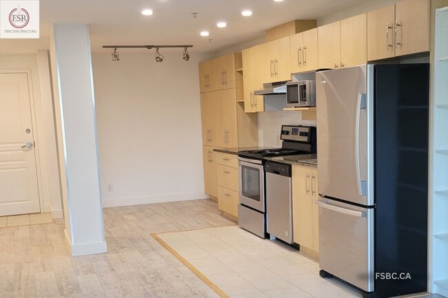 Building Photo - 9294 University Cres Unit Condo