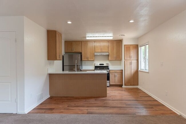 Photo - 2 Bedroom in Marina with Private Yard!