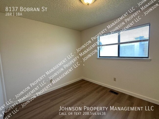 Photo - 8137 Bobran St