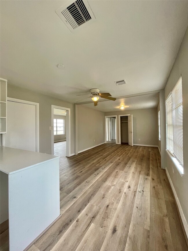 Photo - 327 W 7th St