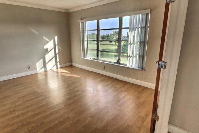 Building Photo - 3100 N Palm Aire Dr Unit 502