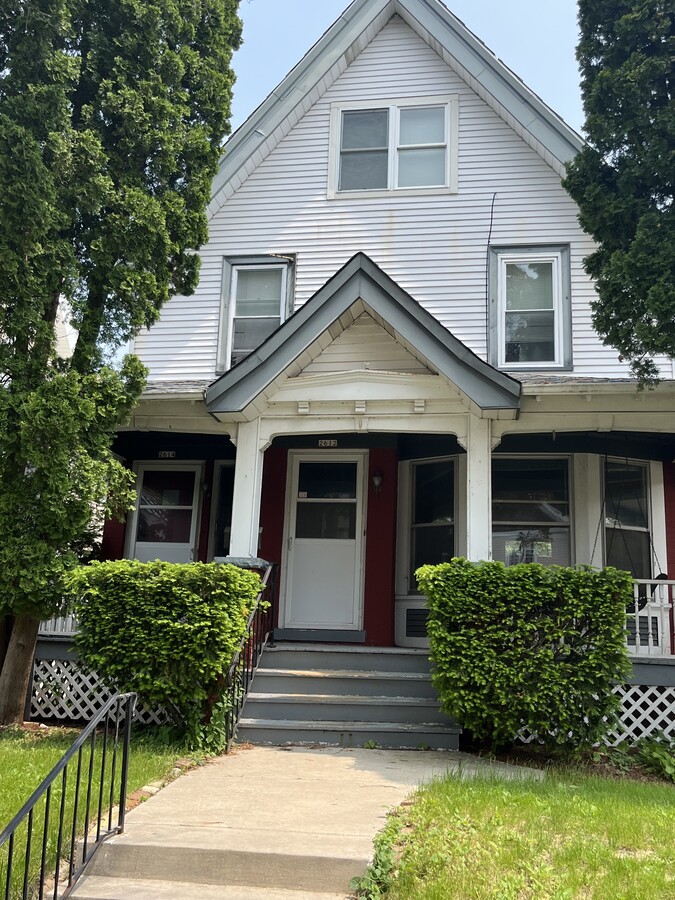 Duplex 1Br lower Unit - 2612 N Farwell Ave Unit 2612 N. Farwell Avenue