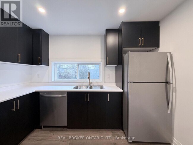 Photo - 184 Ottawa St S