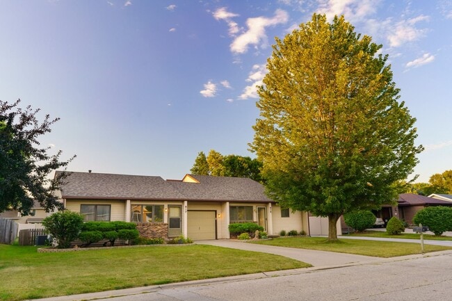 Building Photo - 2 Bedroom Townhome Available August 14th, 2026!
