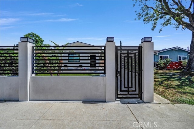 Building Photo - 9998 1/2 Louise Ave Rental