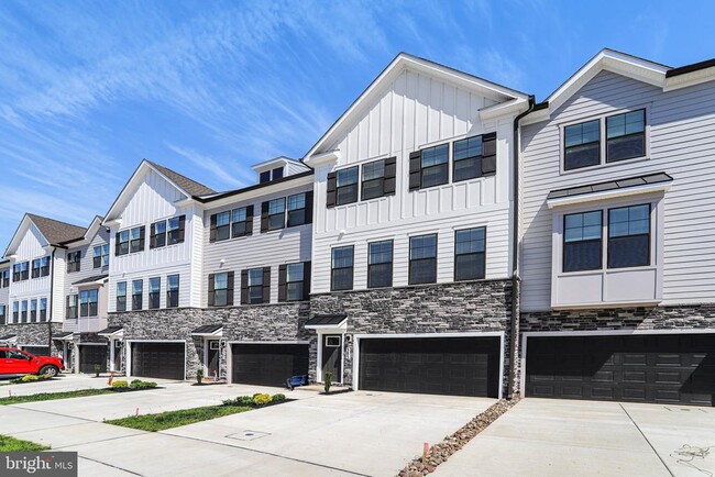 Building Photo - 385 Ensemble Wy