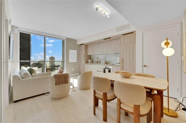 Photo - 77 SE 5th St Unidad 2115