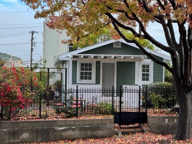 Building Photo - 1843 19th St Unit Frnt Rental