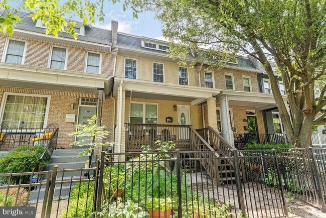 Building Photo - 2433 3rd St NE Rental