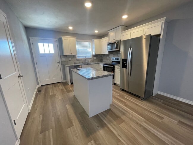 Building Photo - Nightly Rental - Alternative - New Never Occupied - Brand New 2 bedroom 2 bath Duplex in Kimberli...