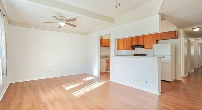 Photo - 906 Hazelton St