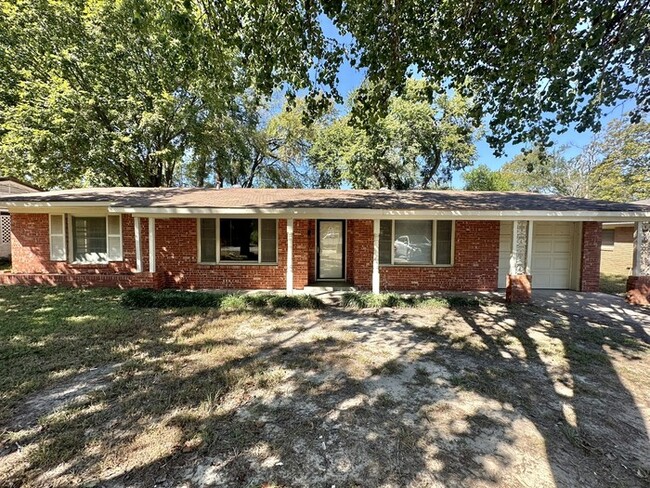 AVAILABLE NOW! Charming 4/ 2 brick home! - AVAILABLE NOW! Charming 4/ 2 brick home!