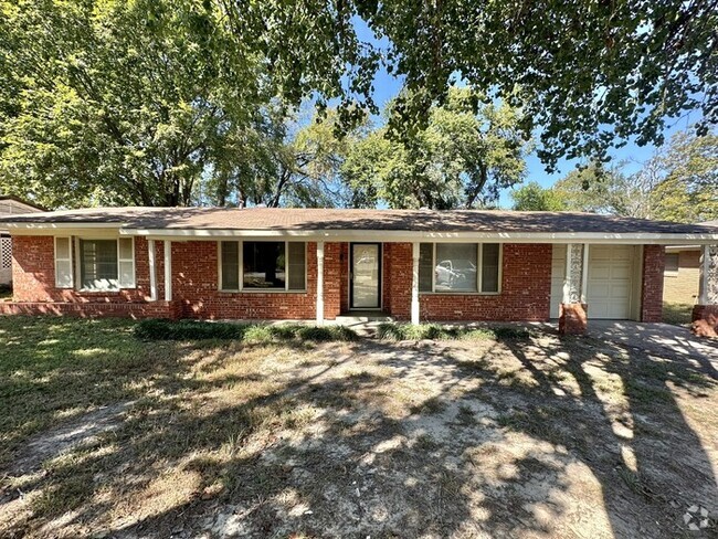 Building Photo - AVAILABLE NOW! Charming 4/ 2 brick home!