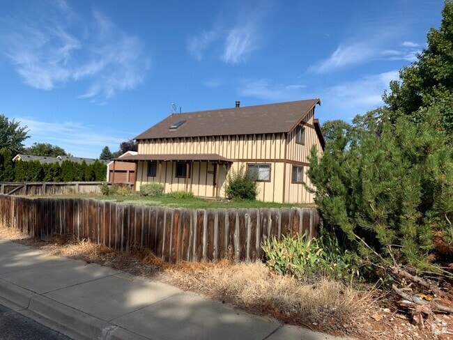 Building Photo - Custom 3 Bedroom Home for Rent