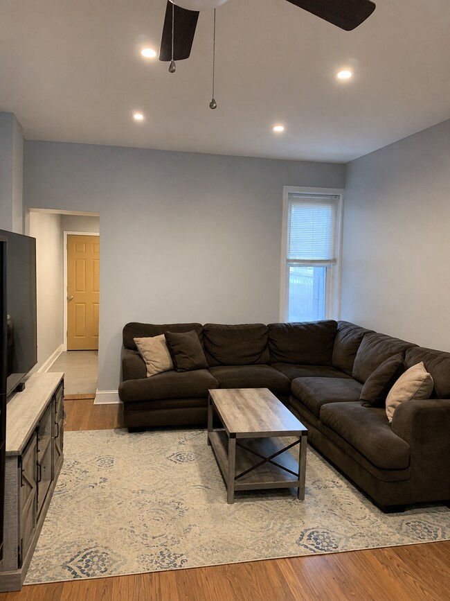 Photo - 2981 Mercer St