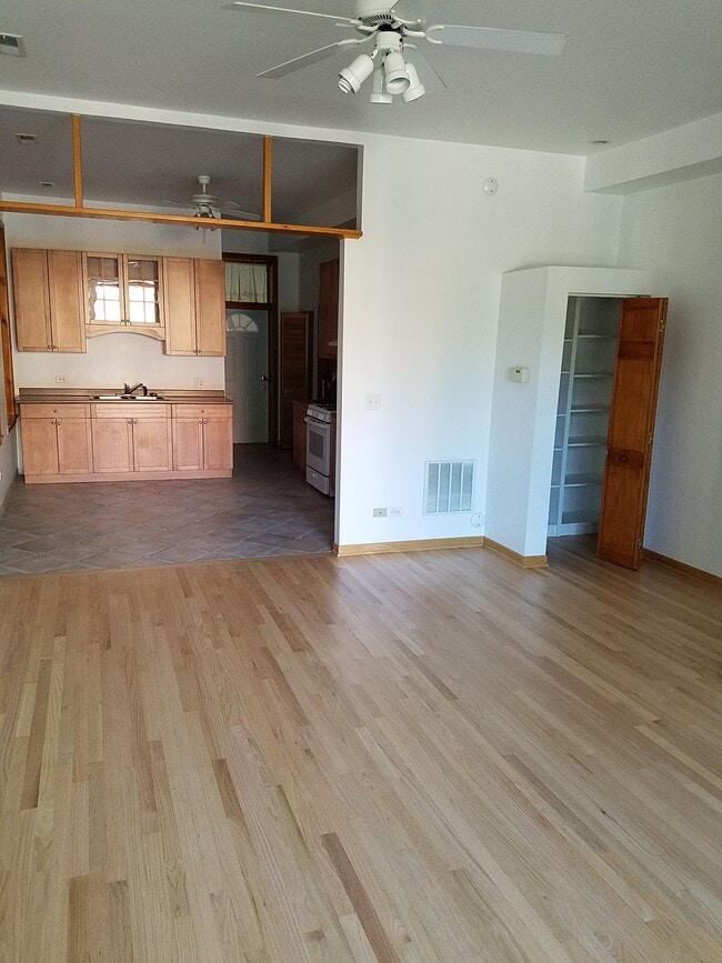 Photo - 1538 N Wood St Unidad #1