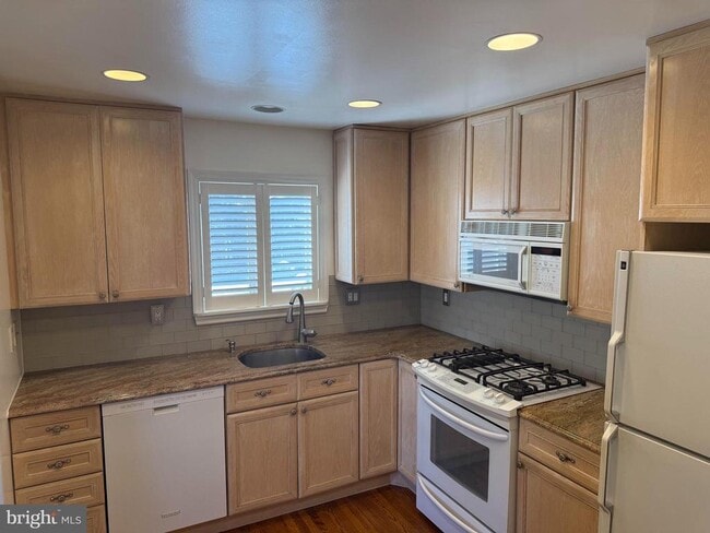 Photo - 240 Sweetbriar Cir