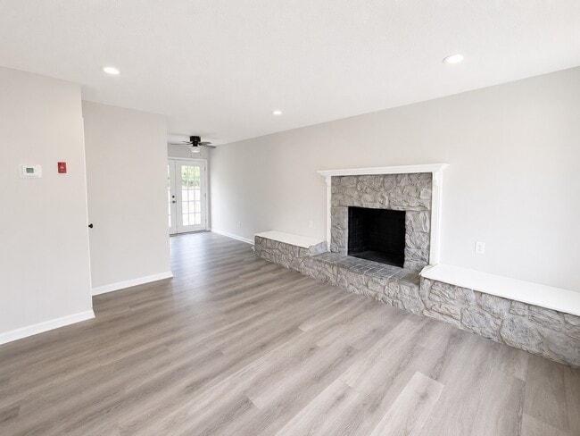Photo - 405 Institute Dr