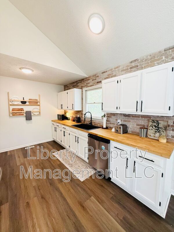 Photo - 132 Windsor Ln