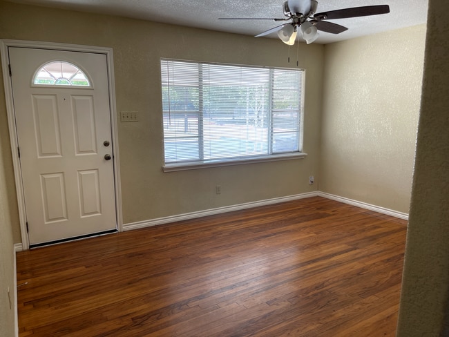 Living Room - 322 Saint Louis Ave