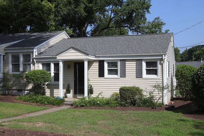 Building Photo - Two Bedroom Cottage in Five Points - Insid... Rental