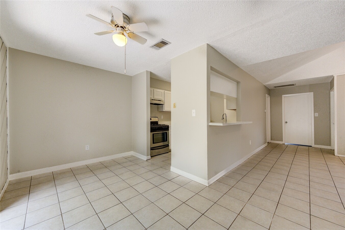 Photo - 212 Quaker Dr