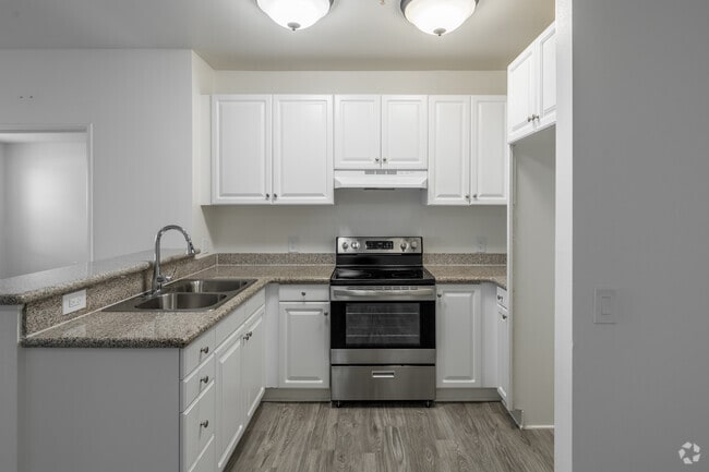 2BR, 2BA - 888SF - Kitchen - Harbor Grove Apartments