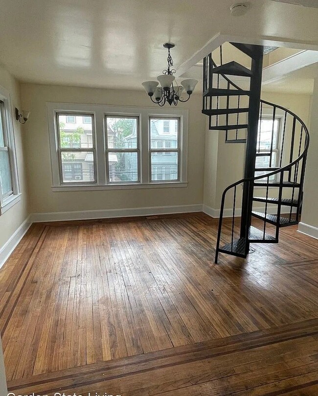 Building Photo - 24-26-26 Irving Ave Unit 2