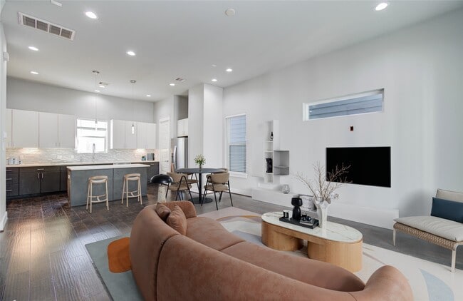 Building Photo - 2116 Naomi St