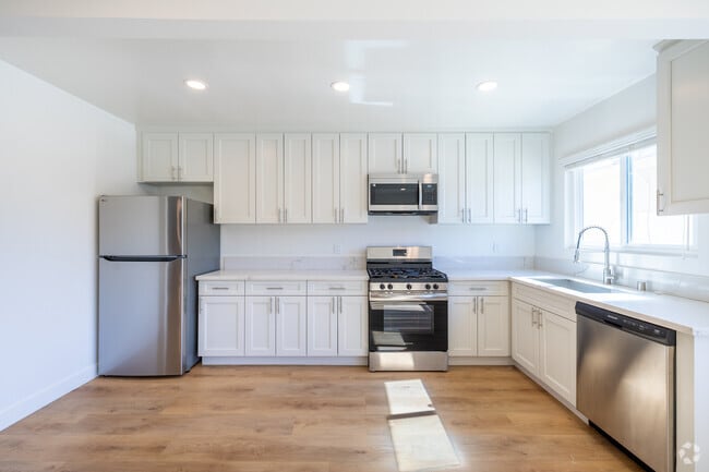 2BR, 2BA - 970SF - Kitchen