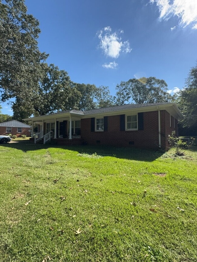 Building Photo - "Charming 3-Bed, 2-Bath Home at 109 Calhoun Ave: Your Serene Retreat in Pendleton!"
